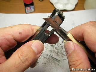 タミヤ ハイラックス・ハイリフト製作記 ～ バンパーのメッキをカッターナイフで剥離